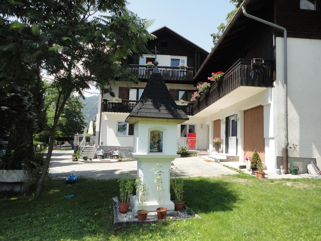 Ferienhaus Burgblick Treffen Luaran gambar